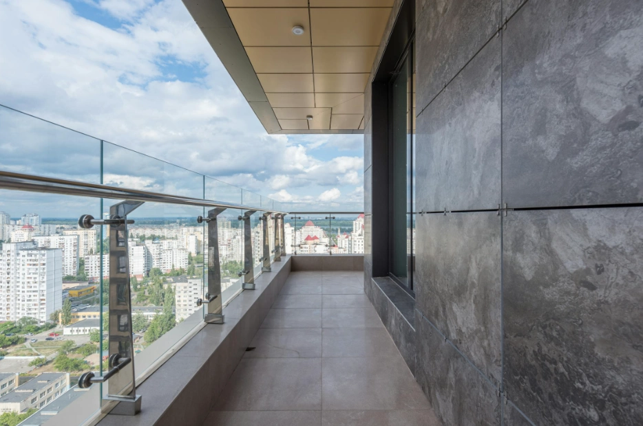 Framed vs Frameless Glass Railings Compare & Choose