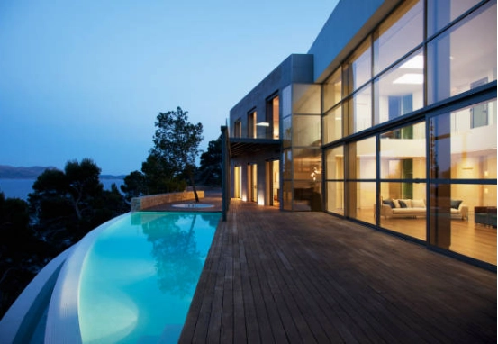 Why Ultra-Clear Glass Is Preferred for High-End Architectural Projects